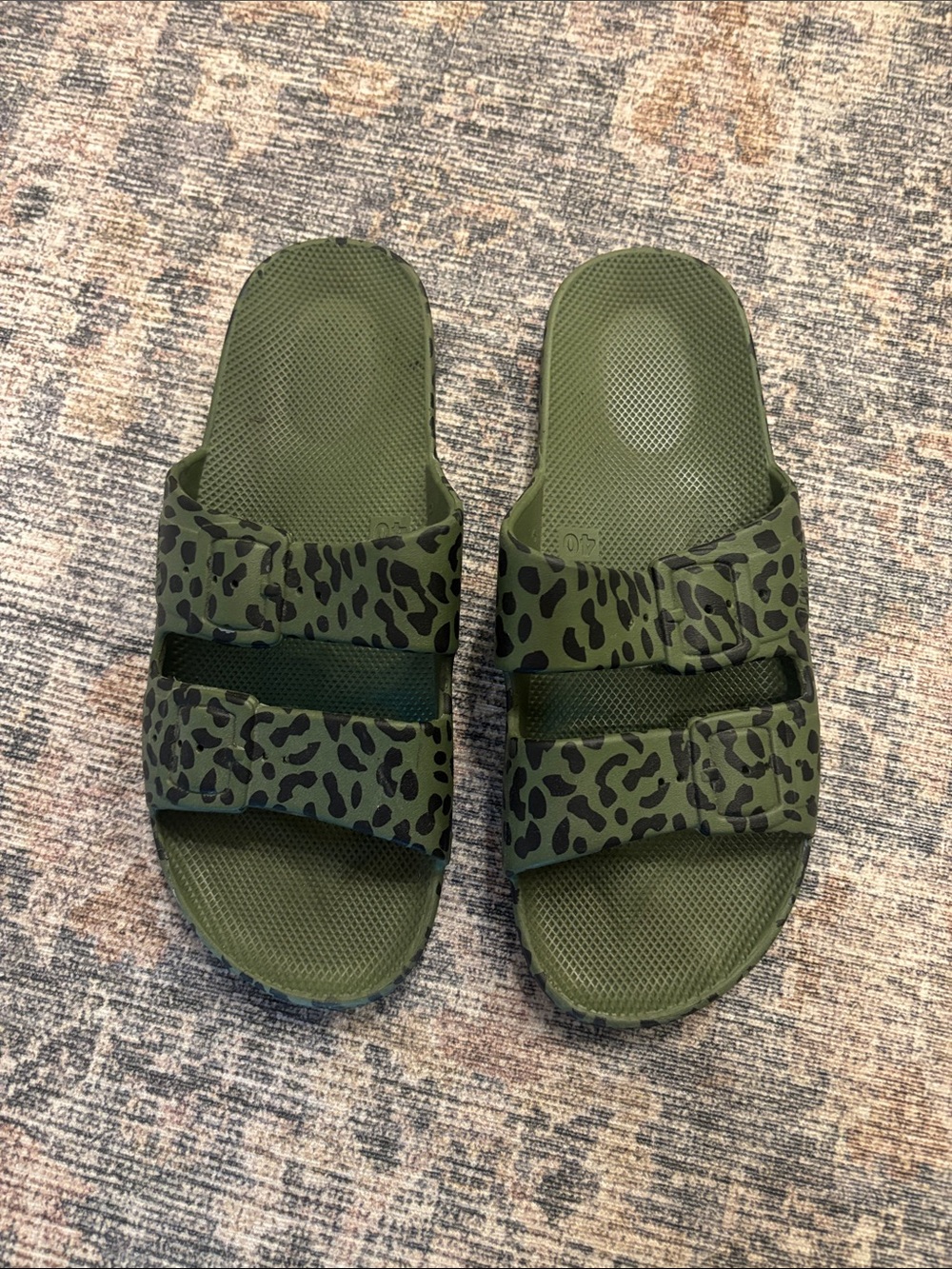 Freedom Moses size 39/40 green/black slides
